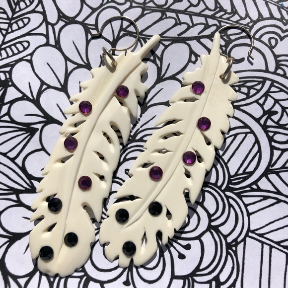 Boho bone feather earrings with fuchsia crystals - Picture 2 of 2